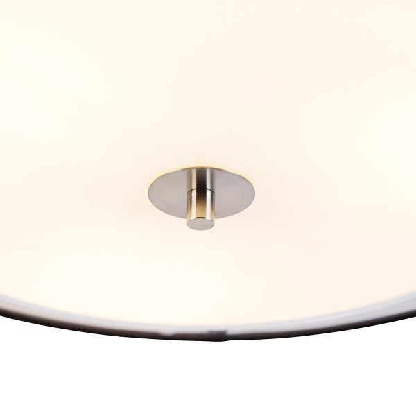 Detail einer Deckenleuchten-Befestigung aus Metall für Glasabdeckungen.