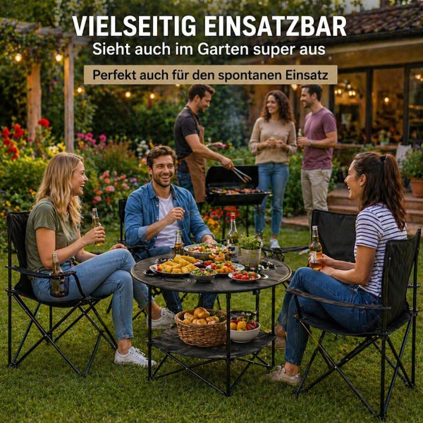 Gruppe von Freunden sitzt im Garten an einem runden Klapptisch auf Campingstühlen beim gemeinsamen Grillfest und Abendessen.