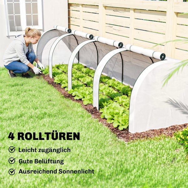 Eine Frau arbeitet an einem Folientunnel im Garten mit 4 Rolltüren für einfachen Zugang, Belüftung und Lichteinfall für das Gemüsebeet.