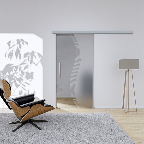 Wohnzimmer mit Glasschiebetür mit Dekor, Sessel und Stehlampe