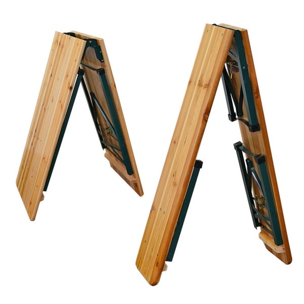Zwei zusammengeklappte Biertische aus Holz mit Metallgestell