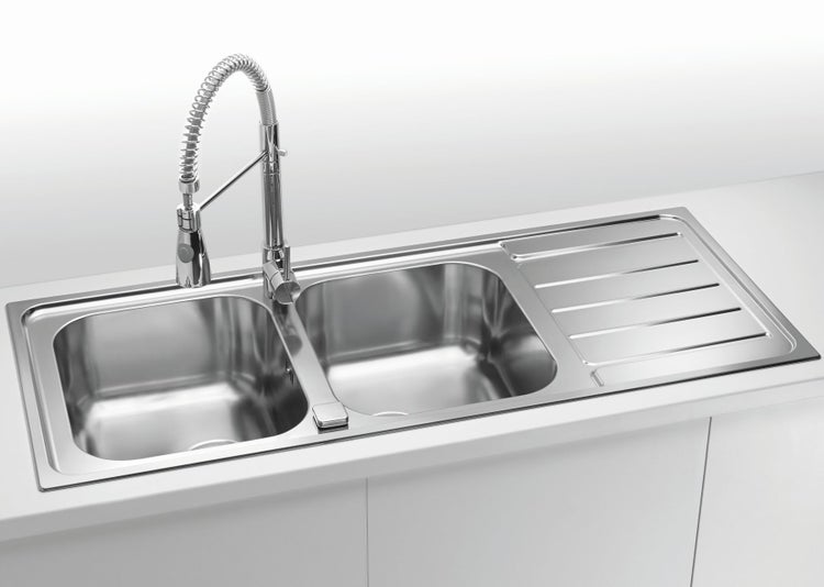 Einbau-Edelstahlspüle mit zwei Becken und Abtropffläche inklusive einer Küchenarmatur mit ausziehbarer Schlauchbrause.