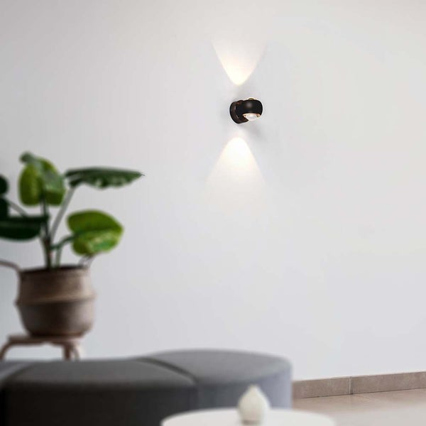 Wandleuchte mit Lichtkegel nach oben und unten