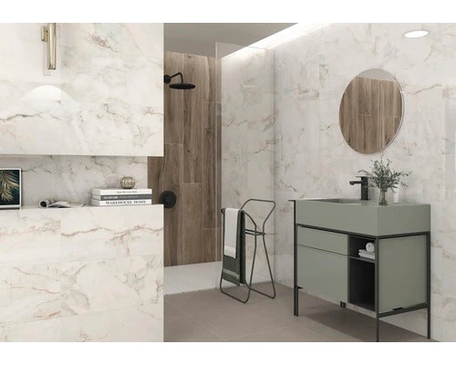 Modernes Badezimmer mit Marmorfliesen und Waschtischunterschrank