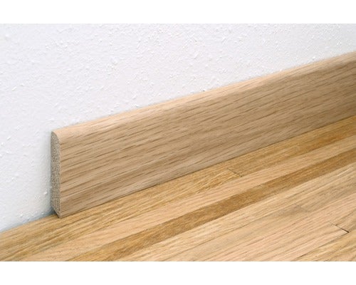 Holzsockelleiste an einer Wand auf einem Holzboden