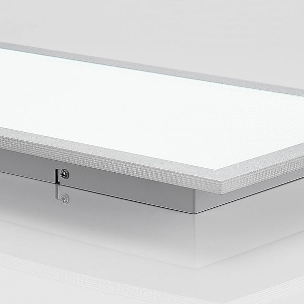 Nahaufnahme eines LED Panels, flache Deckenleuchte mit silberfarbenem Metallrahmen.