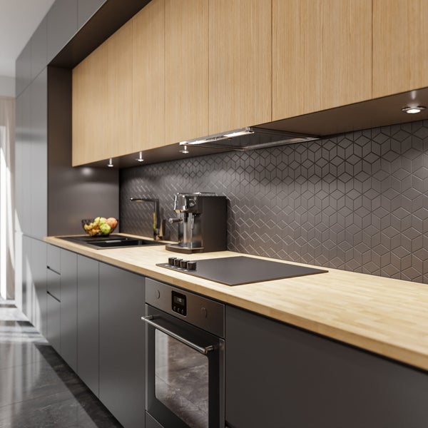 Moderne Küche mit Holz-Oberschränken, dunkelgrauen Unterschränken, heller Holz-Arbeitsplatte und dunkelgrauem Sechseck-Fliesenspiegel.