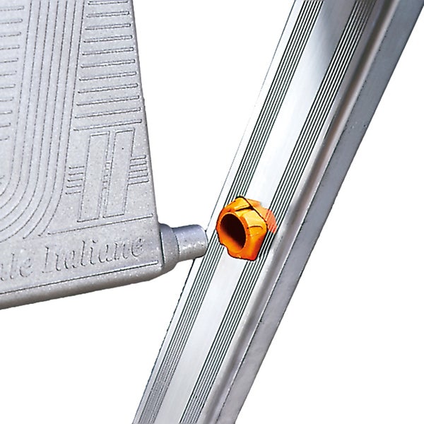 Detailaufnahme einer Aluminiumleiter mit orangefarbener Halterung