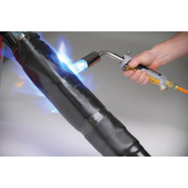 Hand hält einen Gasbrenner zum Schrumpfen eines Kabels