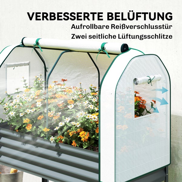 Hochbeet aus Metall mit Gewächshausaufsatz, bepflanzt mit Blumen, untere Ablage mit Gießkanne und Gartenwerkzeug.