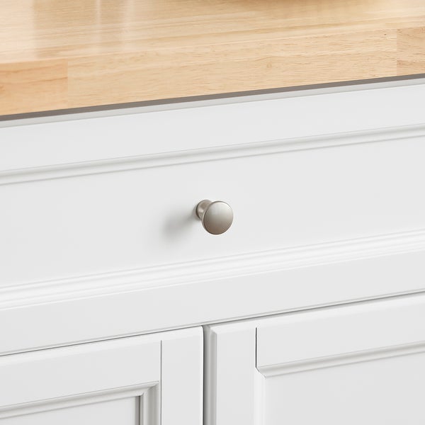 Detailaufnahme eines weißen Badezimmerschranks mit einer Schublade mit Holzplatte