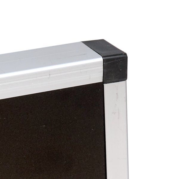 Ecke einer Pinnwand mit Aluminiumrahmen und Kunststoffecke