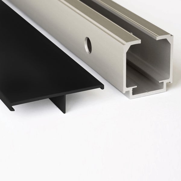 Aluminiumprofil mit seitlicher Bohrung und schwarzes T-Profil für Konstruktionszwecke