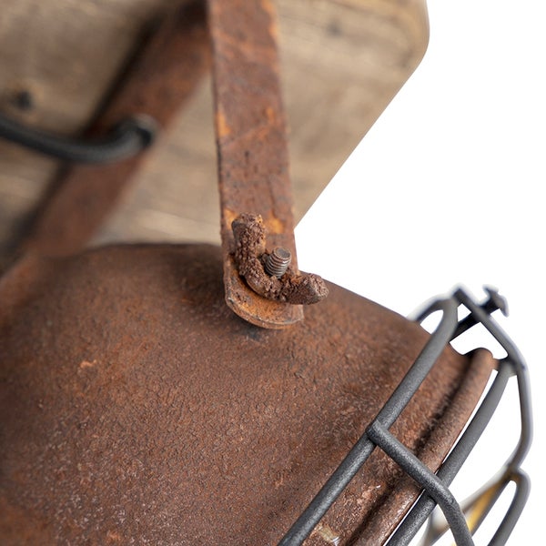 Detailaufnahme einer Deckenleuchte im Industriedesign mit Metallelementen und rustikaler Holzhalterung