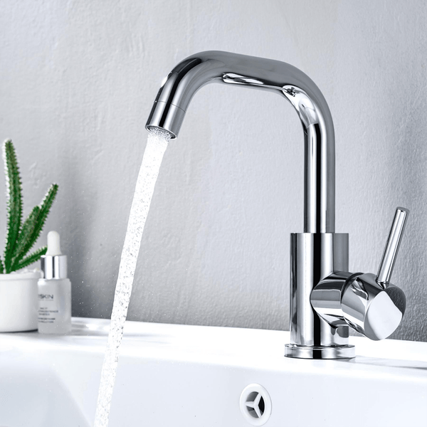 Moderne Einhebel Waschtischarmatur aus Metall mit fließendem Wasserstrahl, montiert an einem Waschbecken.