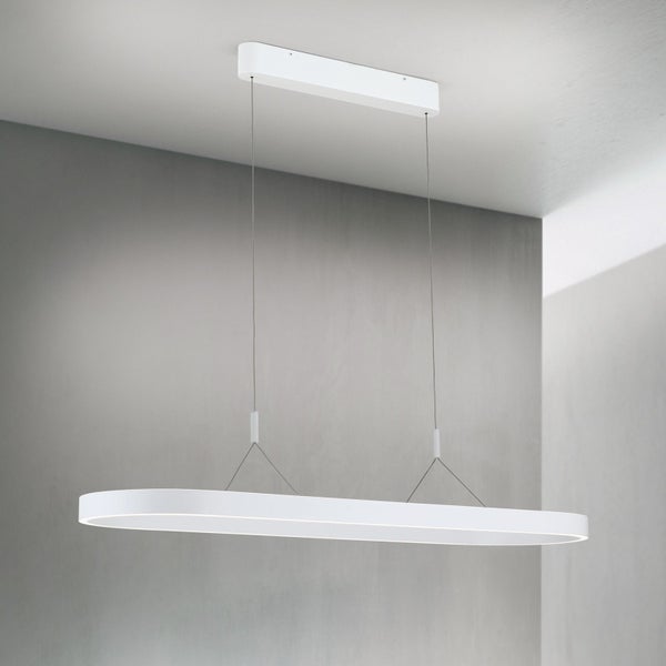 Moderne ovale LED Pendelleuchte fuer den Innenbereich an einer Decke montiert.