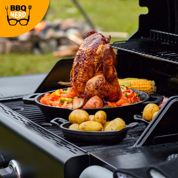 BBQ Nerd Hähnchenbräter aus Gusseisen - Geflügelhalter für Grill & Backofen | Gusseiserner Hähnchenständer Ø 28cm zum fettfreien Garen | Rustikaler Geflügelbräter mit Auffangschale