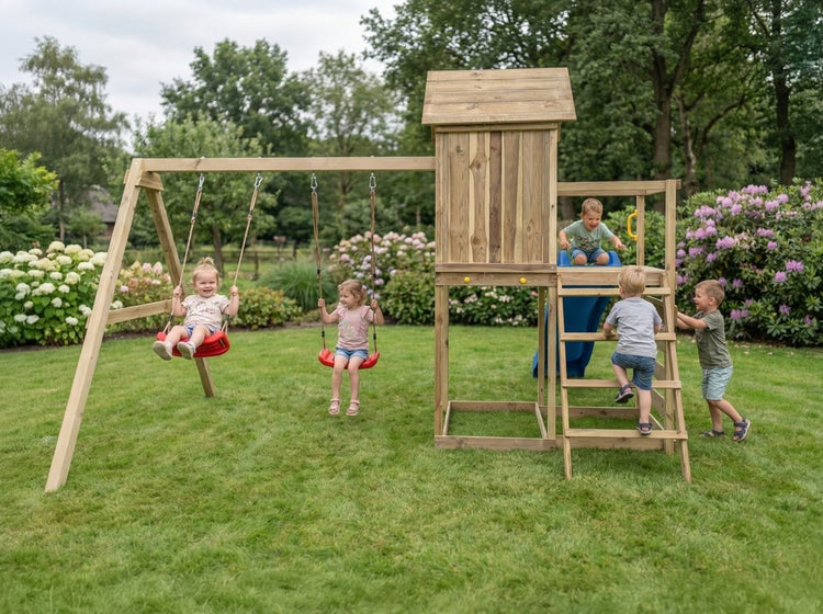 Spielturm aus Holz mit zwei Schaukeln, Rutsche und Leiter in einem geräumigen Garten mit spielenden Kindern.