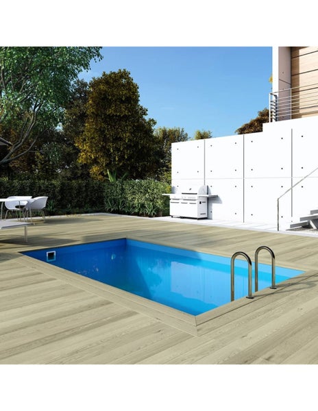 Swimmingpool eingelassen in Holzterrasse im Garten