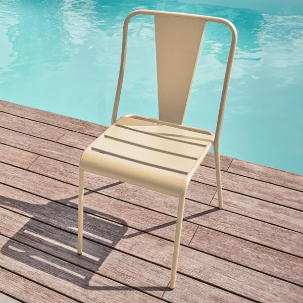 Moderner Metall-Gartenstuhl mit Latten-Sitzfläche auf einer Holzterrasse neben einem Pool.