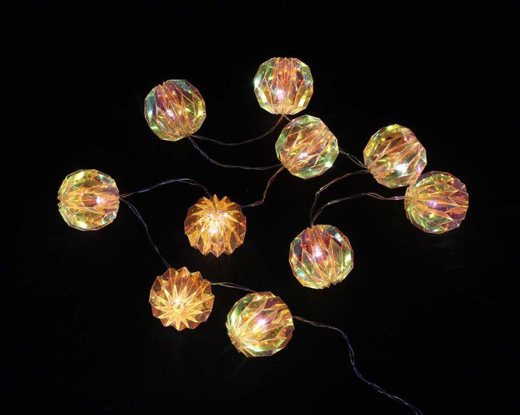 Dekorative Lichterkette mit facettierten Kugeln für den Innenbereich.