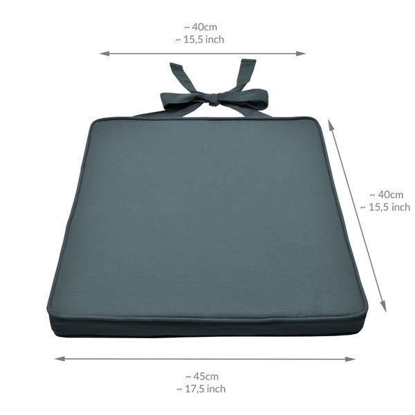 Dunkelgraues trapezförmiges Sitzkissen mit Haltebändern. Maße: vordere Breite circa 45 cm, hintere Breite circa 40 cm, Tiefe circa 40 cm.