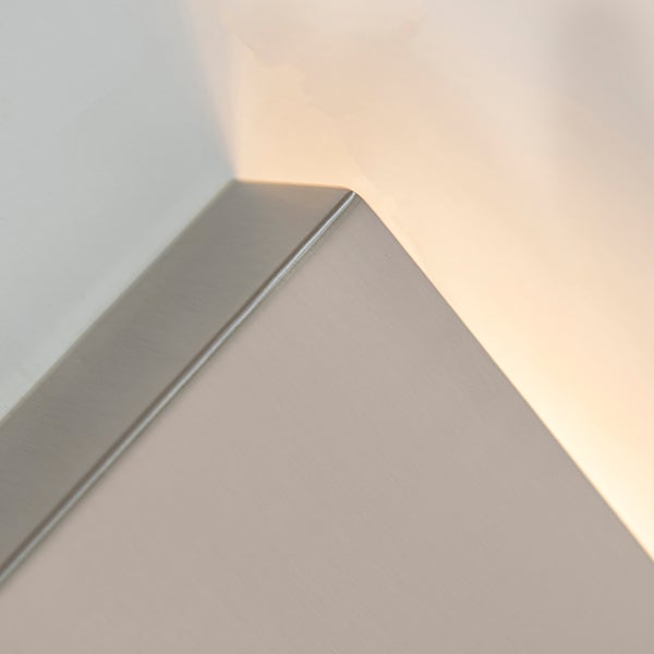 Detailaufnahme einer Wandleuchte mit Aluminiumrahmen