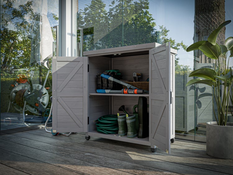 Gartenschrank aus Holz mit zwei geöffneten Türen, einem Einlegeboden und grauer Oberfläche.