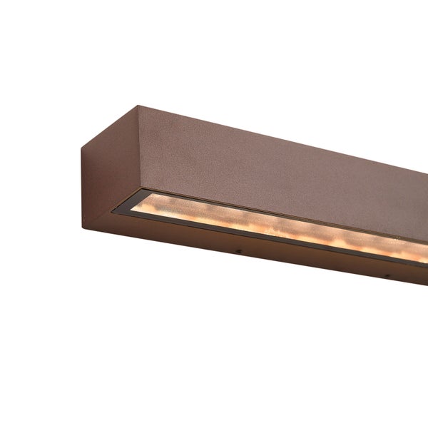 Rechteckige LED-Außenwandleuchte aus Metall in Dunkelbraun mit warmweißem Lichtaustritt nach unten.
