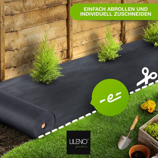Unkrautvlies zum Abrollen und Zuschneiden im Gartenbeet entlang eines Holzzauns mit Pflanzen und Lileno Garden Logo.