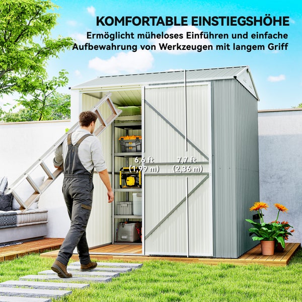 Ein Mann trägt eine Leiter in ein Metall-Gerätehaus mit Schiebetür. Die Einstiegshöhe beträgt 1,99 Meter und die Gesamthöhe 2,36 Meter.