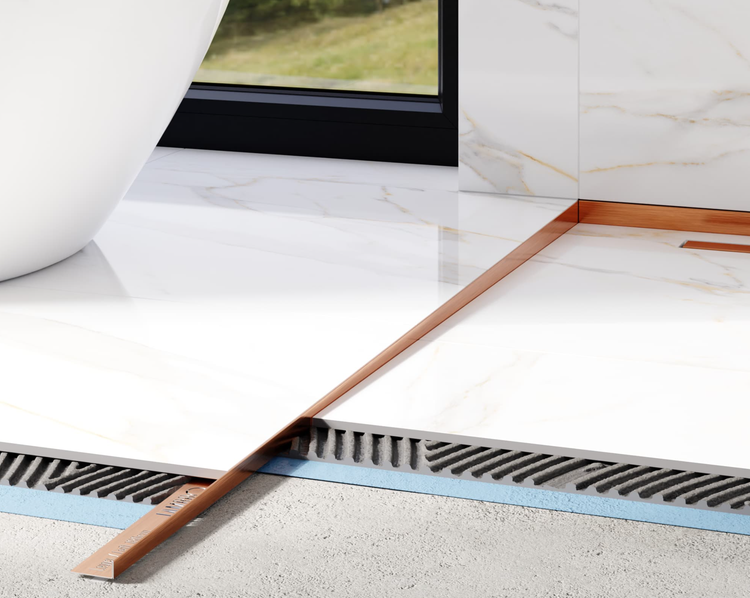 Querschnitt einer bodengleichen Dusche mit Fliesen in Marmoroptik, kupferfarbenem Gefälleprofil und sichtbarem Bodenaufbau.
