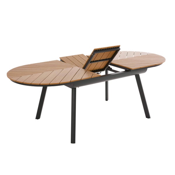 Ausziehbarer Gartentisch mit ovaler Tischplatte aus Holzlamellen im Chevron-Muster und dunklem Metallgestell.