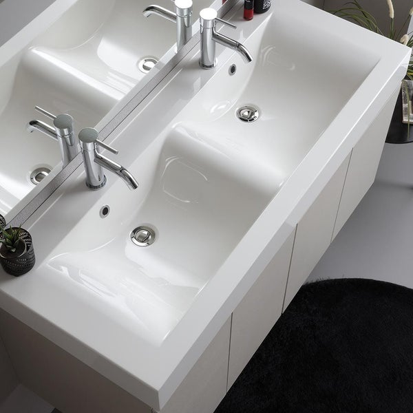 Doppelwaschtisch aus Keramik mit zwei Armaturen und Unterbauschrank für das Badezimmer.
