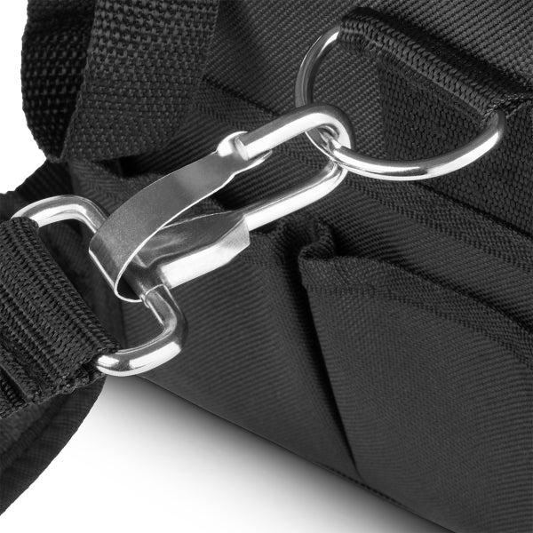 Detailaufnahme einer schwarzen Werkzeugtasche mit silberfarbenen Metallverschlüssen