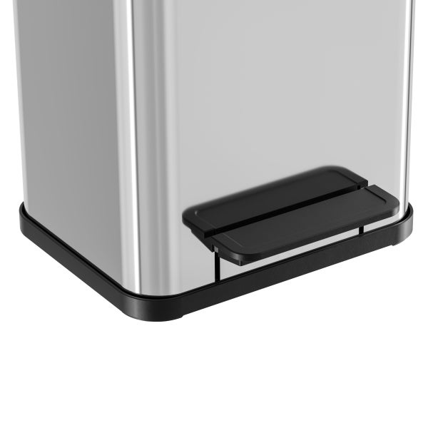 Detailansicht eines rechteckigen Edelstahl-Treteimers mit Fußpedal