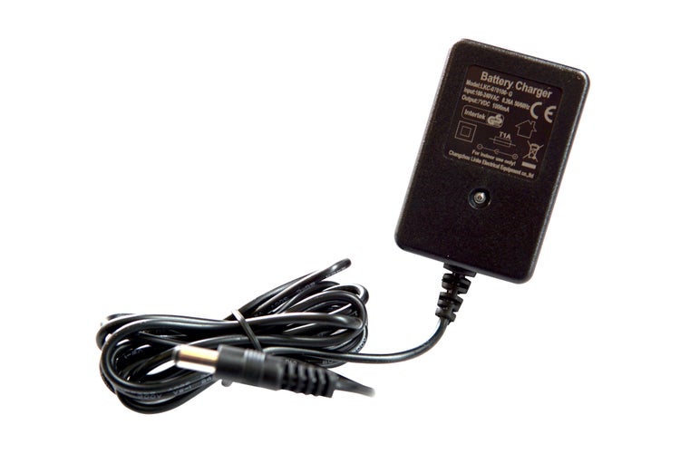 Batterieladegerät mit Netzkabel und Stecker