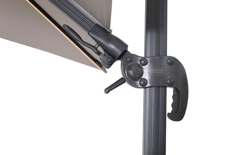 Verstellmechanismus eines Ampelschirms mit Garden Impressions Logo.
