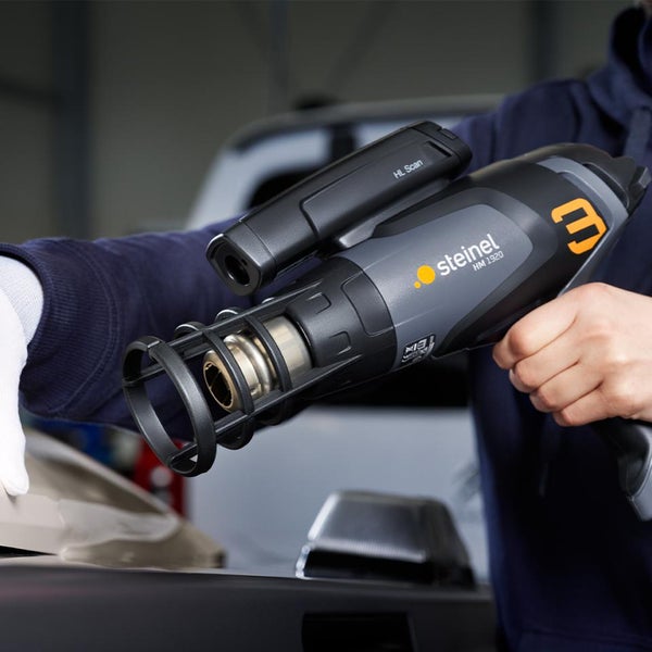 Steinel Heißluftgebläse HM 1920 mit Temperaturscanner HL Scan im Einsatz an einem Fahrzeug.