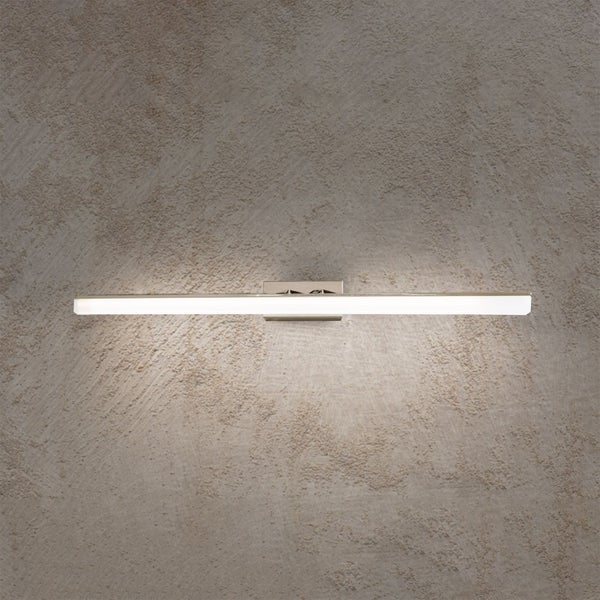 Moderne LED Spiegelleuchte in länglicher Form zur Wandmontage an einem strukturierten Untergrund