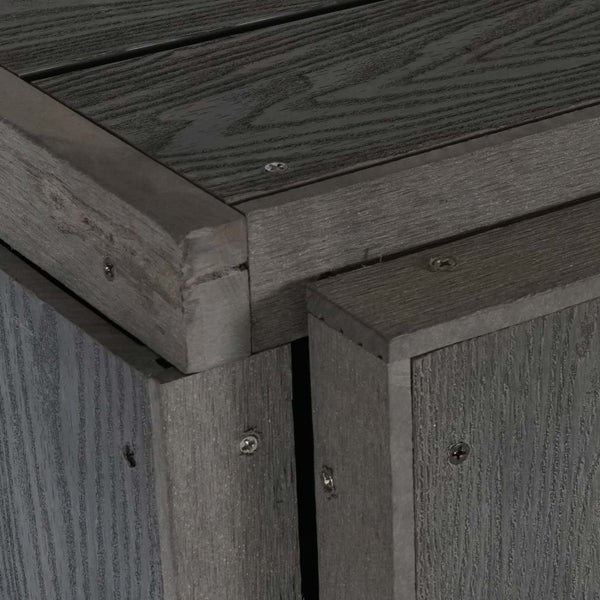 Detailansicht einer Holzterrasse mit Schraubenbefestigung