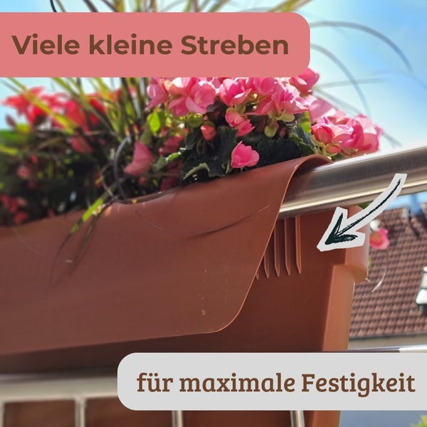 Balkonkasten oval für das Geländer aus Kunststoff in Anthrazit mit bunten Blumen bepflanzt.