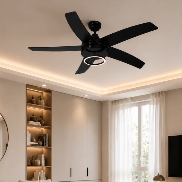 Moderner Deckenventilator mit fünf Rotorblättern und integrierter LED Beleuchtung in einem elegant gestalteten Wohnraum.