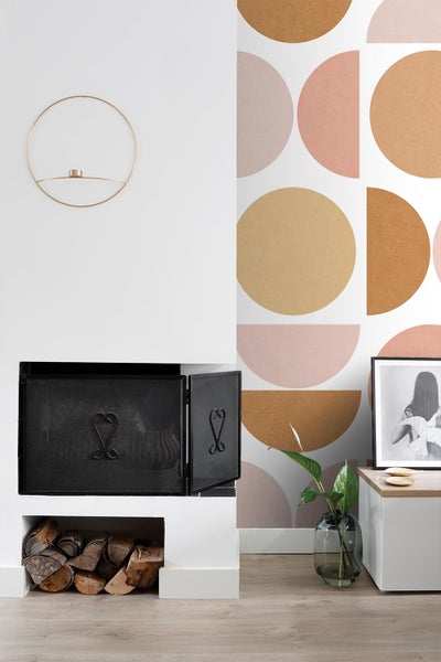 Wohnzimmer mit Kamin, geometrischer Tapete und dekorativen Elementen