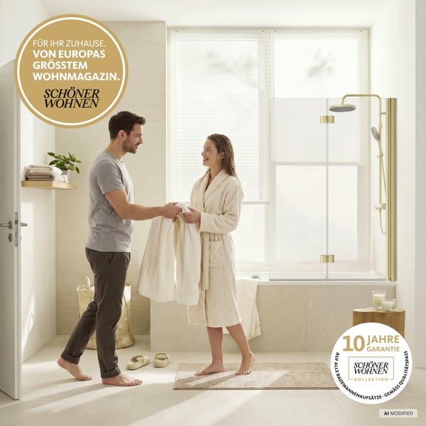 Ein Paar in einem hellen, modernen Badezimmer mit einer Badewannenaufsatz Duschwand und zehn Jahre Garantie von Schöner Wohnen.
