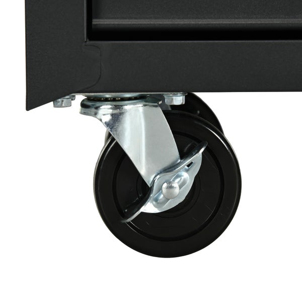 Lenkrolle mit Feststellbremse an einem schwarzen Werkzeugwagen aus Metall