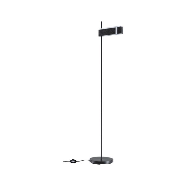 Moderne Stehlampe mit schlankem Metallgestell, rechteckigem Lampenkopf und Fußschalter.