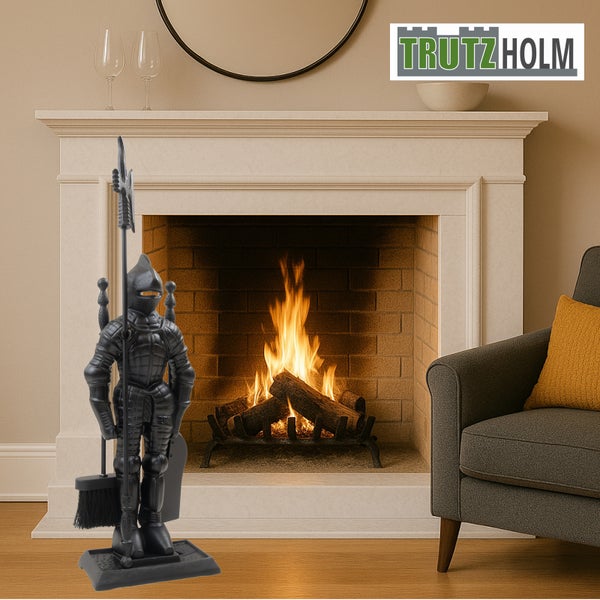 Kamingarnitur im Ritterdesign vor einem Kamin mit brennendem Holz und einem Sessel.