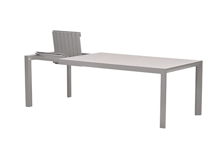 Ausziehbarer Gartentisch aus Aluminium mit Lattenoberfläche und sichtbarem Erweiterungsmechanismus.