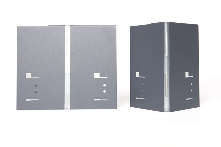 Zwei graue Briefkästen aus Metall auf weißem Hintergrund.